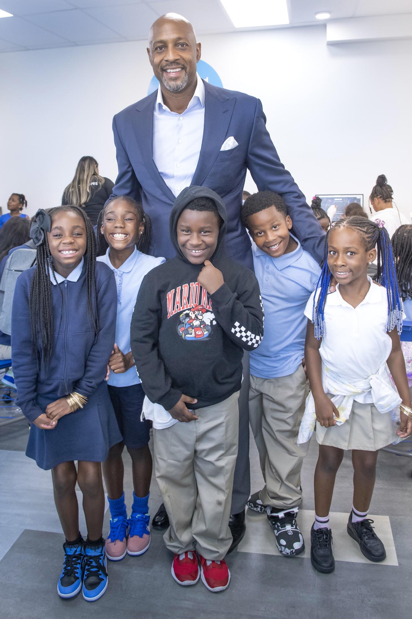 Alonzo Mourning poses for a photo with OYC children at the AT&T Connected Learning Center