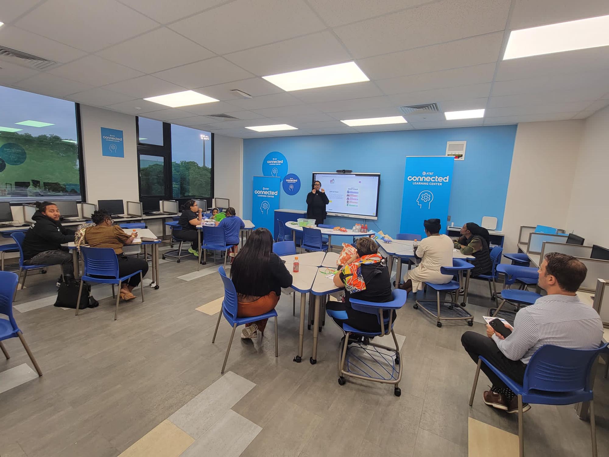 OYC Miami hosts its “Build Your Own Business” Workshop series in the AT&T Connected Learning Center.
